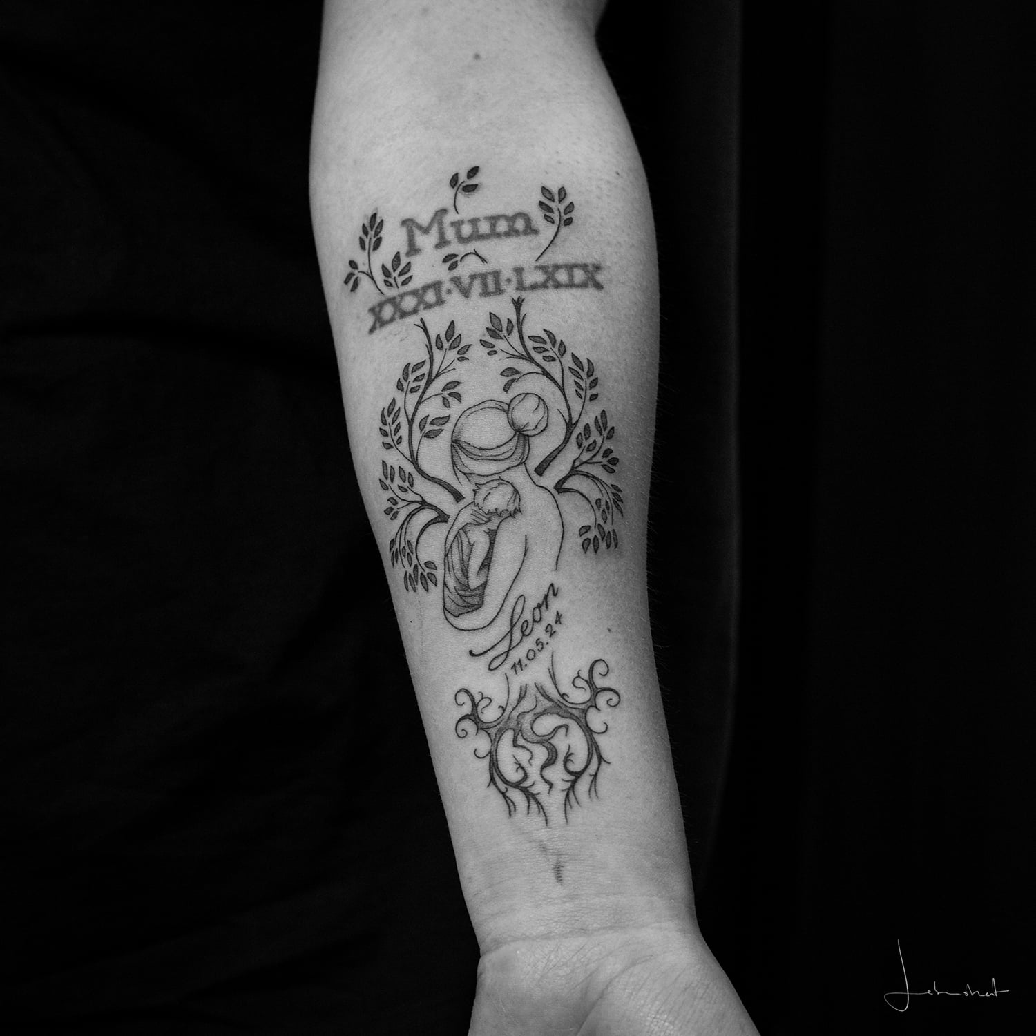 Namenstattoo auf dem inneren Unterarm
