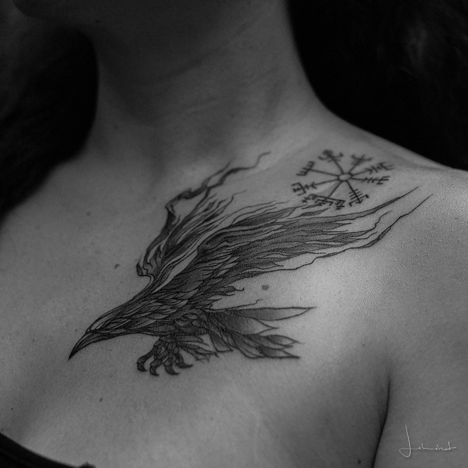 Raben Tattoo auf dem Schlüsselbein