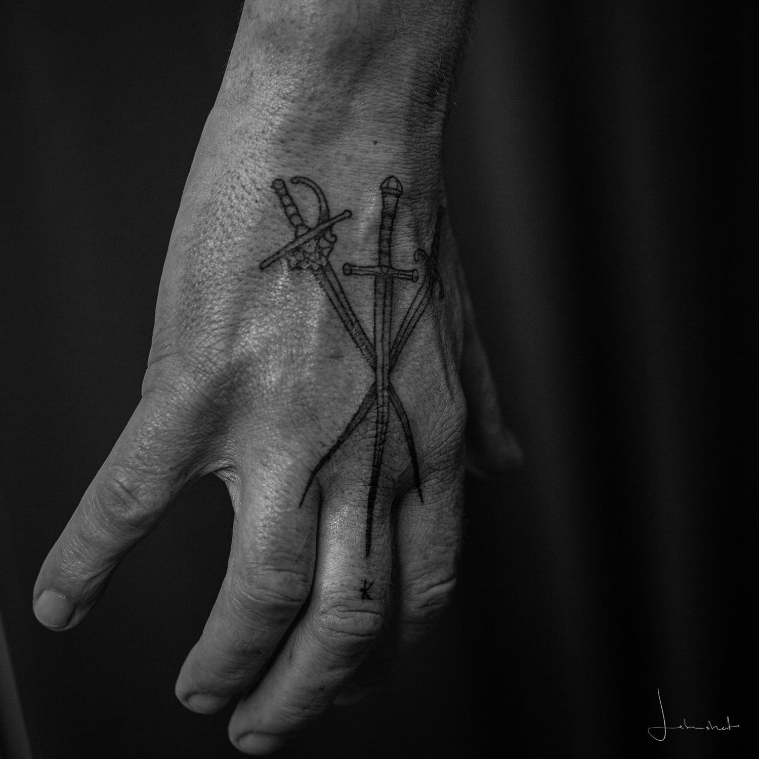 Schwerter auf dem Handrücken als Tattoo