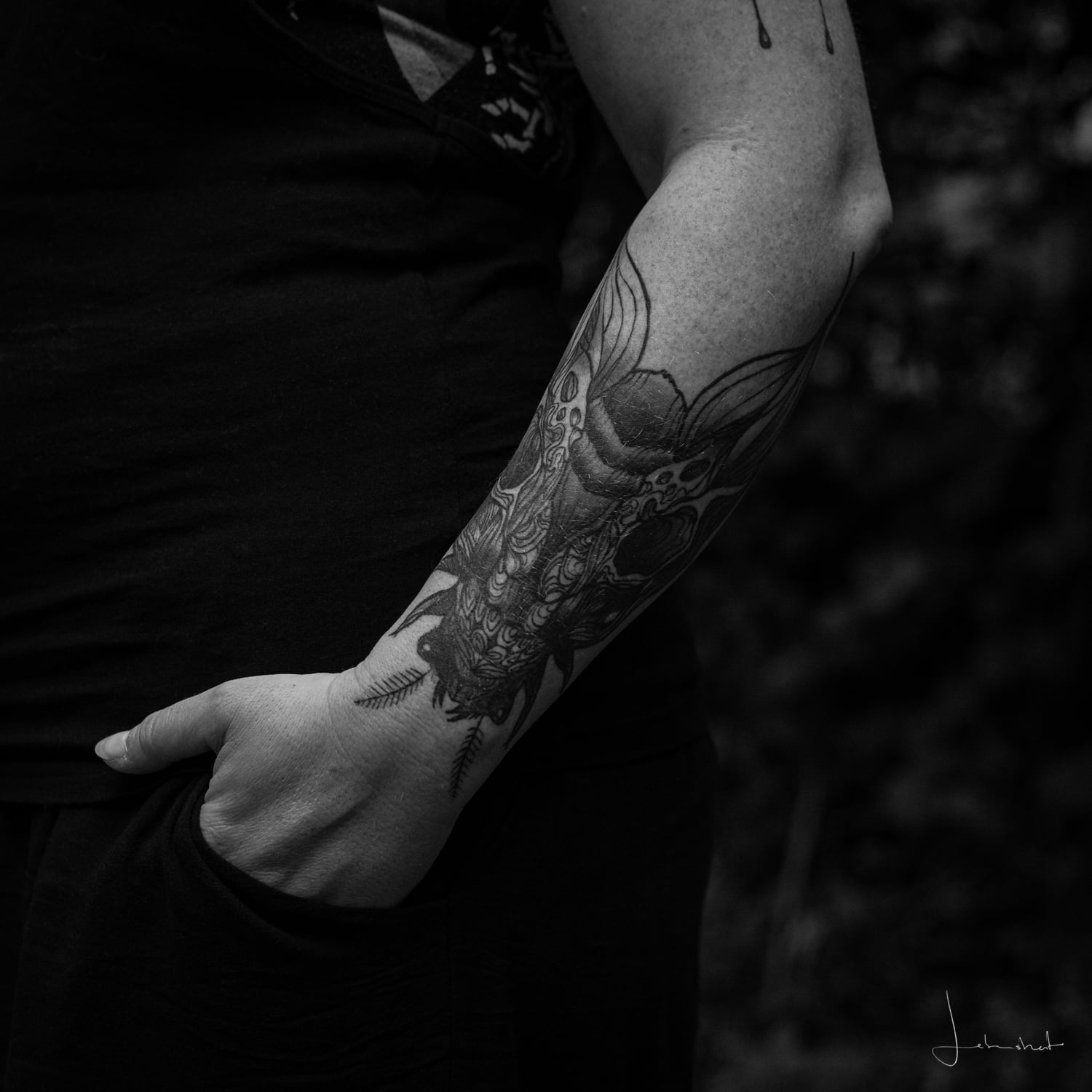 Eine Motte- Schaedelkombination als Tattoo