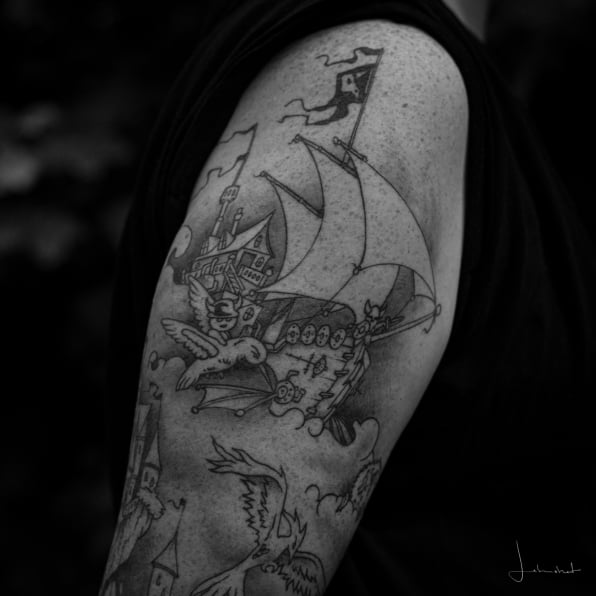 Detail Schiff Tattoo auf dem Oberarm